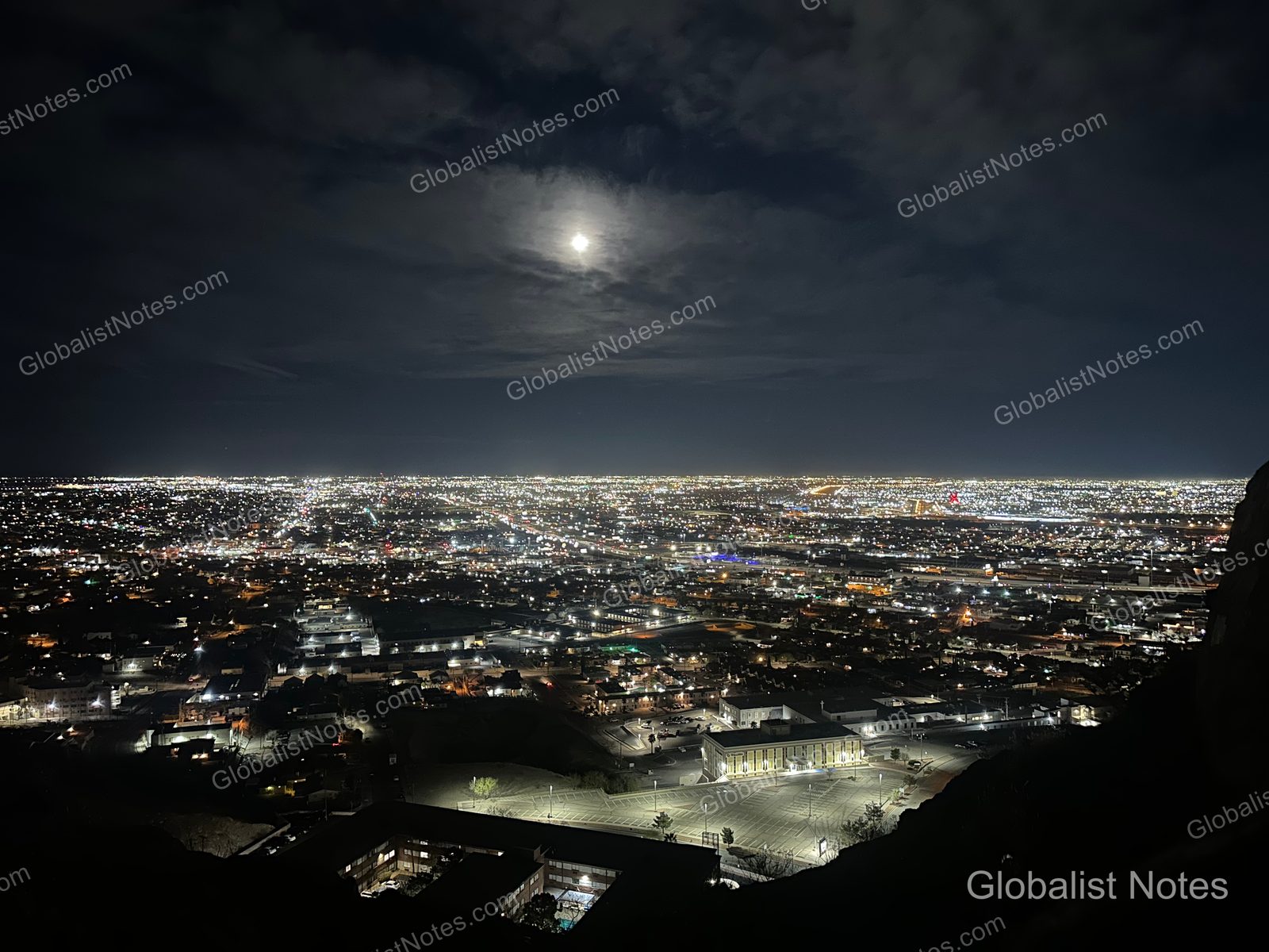 美國 El Paso 的夜空懸掛著明月，下方是與城市燈火交織的廣闊夜景。