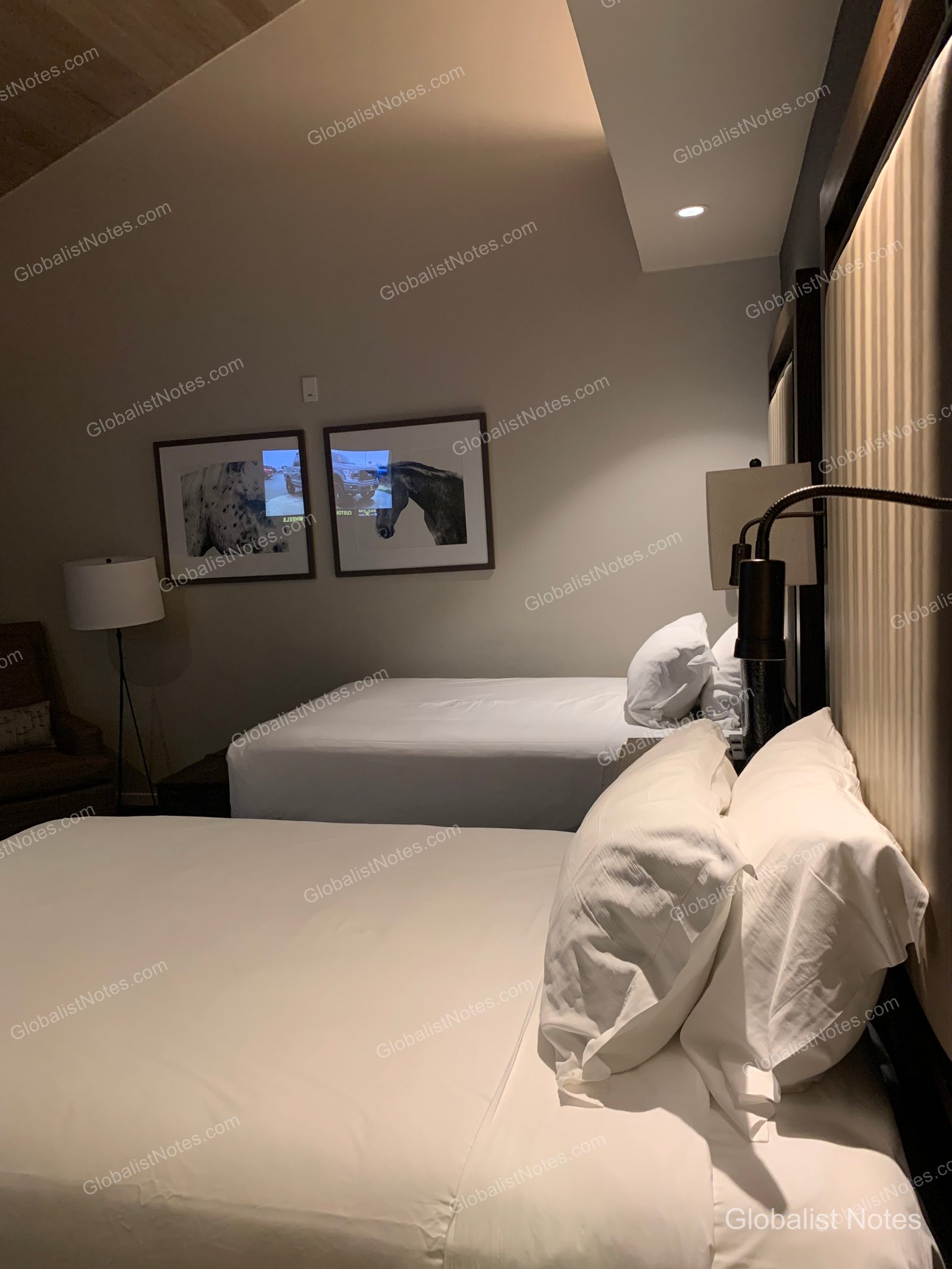 Carmel Valley Ranch - The Unbound Collection by Hyattのランチスイート。高い天井の下にダブルベッドが2台並び、壁には馬の写真が飾られ、ベッドサイドには柔らかな照明が置かれています。