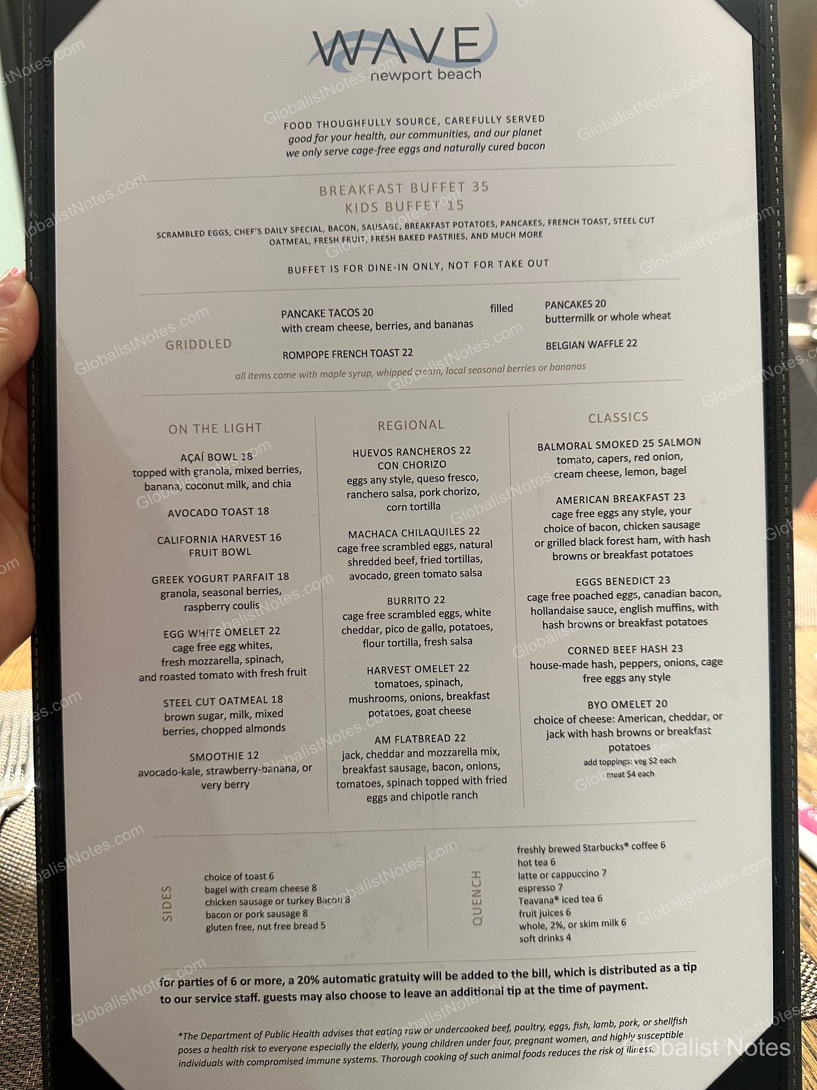Hyatt Regency Newport Beach West 餐廳「WAVE」早餐菜單。上方標示自助餐價格，下方三欄列出鬆餅、巴西莓果碗、班尼迪克蛋等單點菜色與飲品。