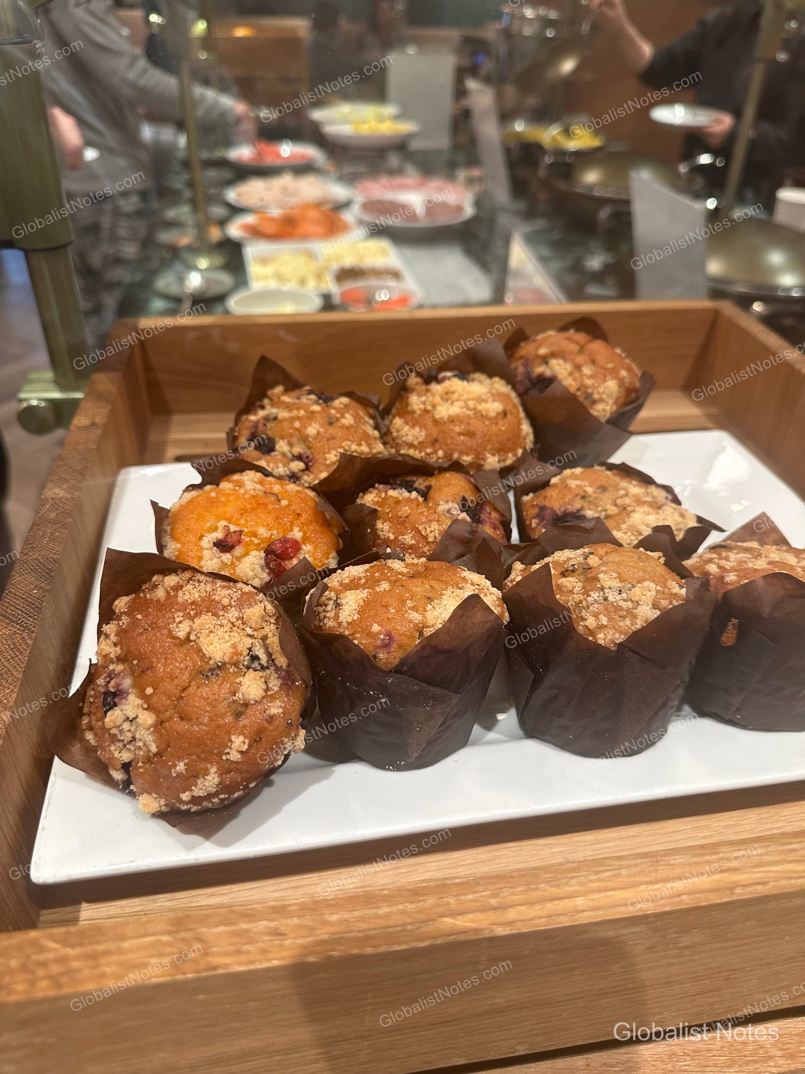 Hyatt Regency Irvine 早餐自助區，木托盤上擺放著裝在褐色紙杯中、撒上酥粒的瑪芬蛋糕。