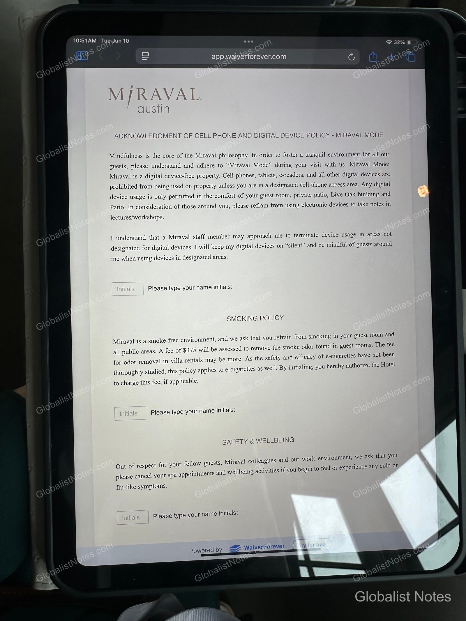 미라발 오스틴 리조트 체크인 시 태블릿 화면에 나타난 디지털 기기 사용 제한 정책인 미라발 모드, 금연 규정, 안전 및 웰빙 서약서에 서명하는 화면입니다. 각 항목별로 이니셜을 입력할 수 있는 빈칸이 포함되어 있습니다.