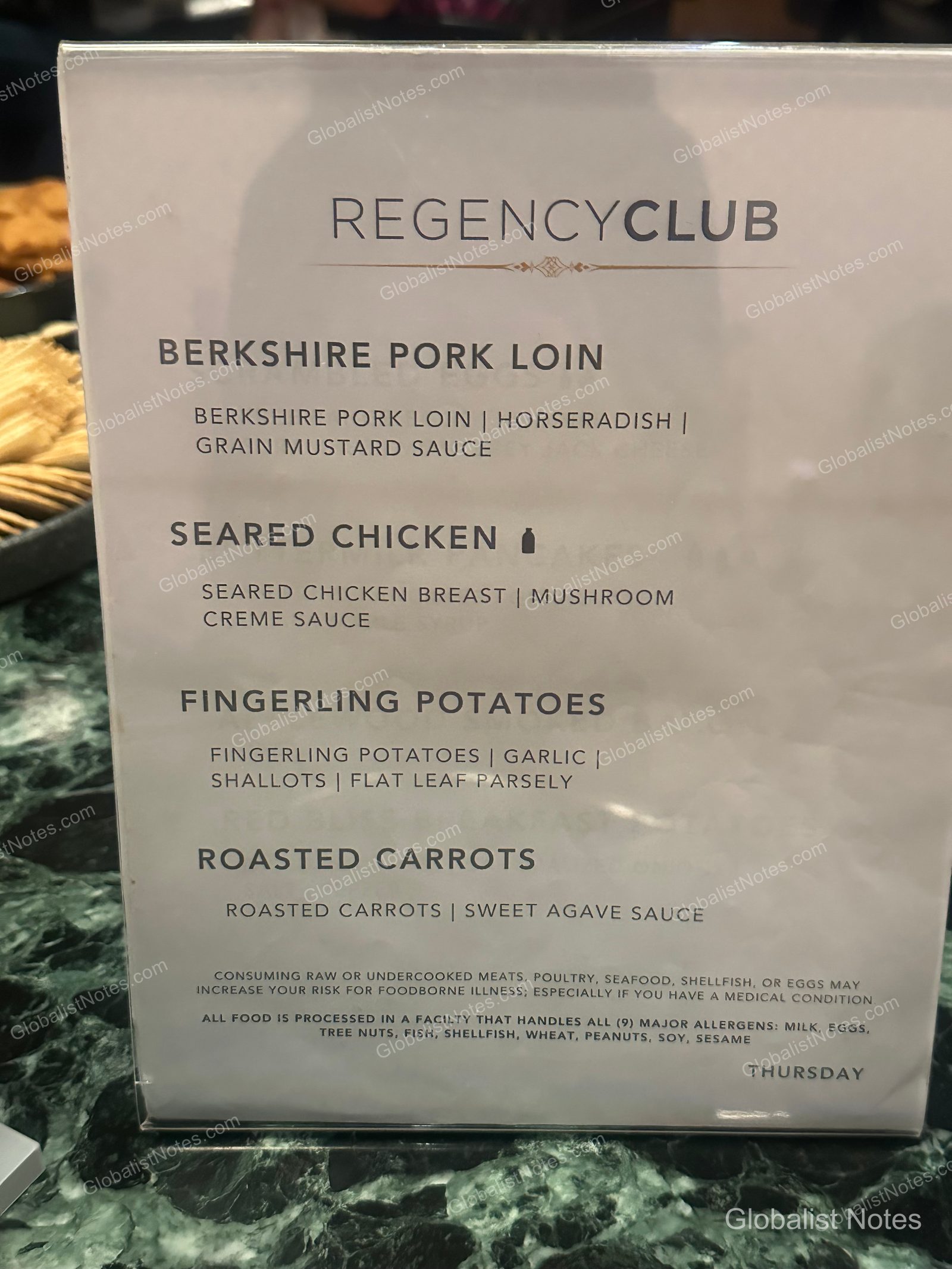 Hyatt Regency Irvine Regency Club 的週四晚餐菜單放置在綠色大理石桌面上。菜單列出伯克希爾豬里肌、烤雞胸肉、手指馬鈴薯、烤胡蘿蔔等主菜，並附有過敏原標示。