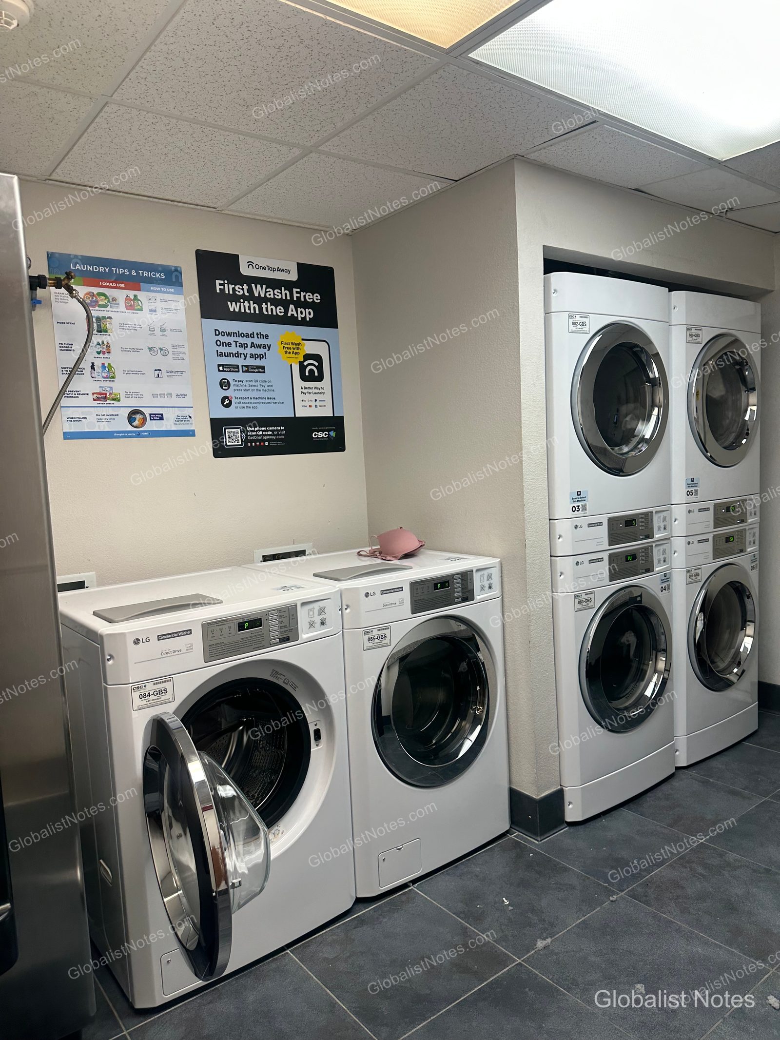 Hyatt House Scottsdale/Old Townのランドリールーム。LG製の洗濯乾燥機が並び、壁面には「OneTapAway」アプリの利用案内が掲示されています。