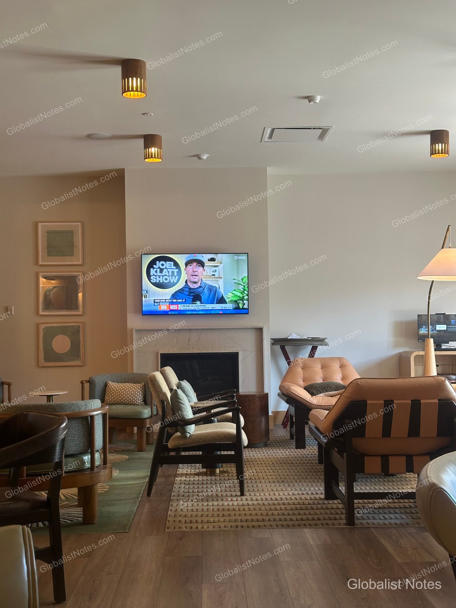 Hyatt Regency Irvine 的休息區，壁爐上方設有電視，前方擺放多張不同顏色的扶手椅與沙發。天花板裝有圓柱形燈具，地面鋪設花紋地毯。