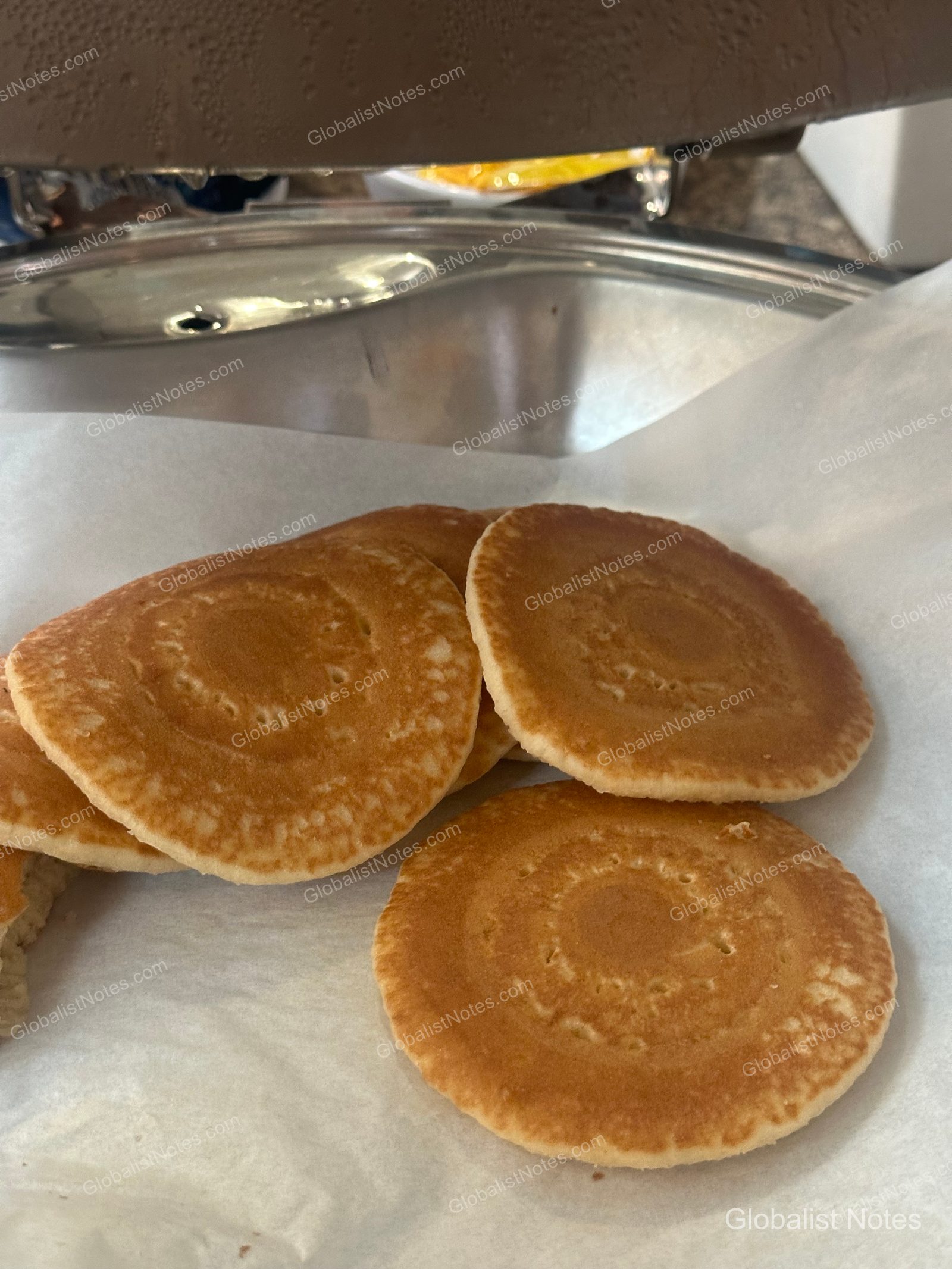 Hyatt House Scottsdale/Old Townの朝食ビュッフェで提供されているパンケーキ。