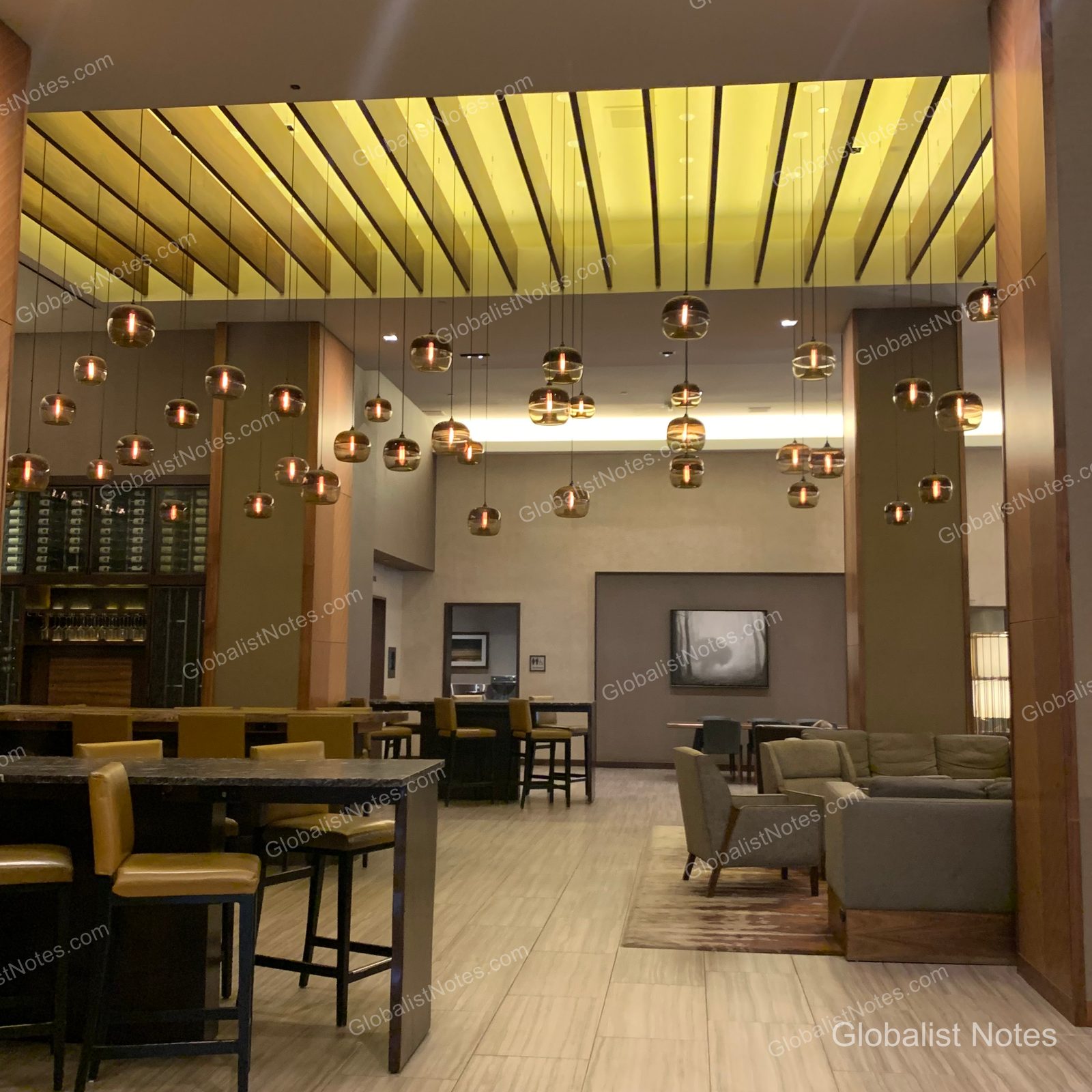 Grand Hyatt Denverのロビーラウンジ。天井から無数の球状ペンダントライトが吊り下げられ、その下にハイテーブルやソファ席が配置されている。