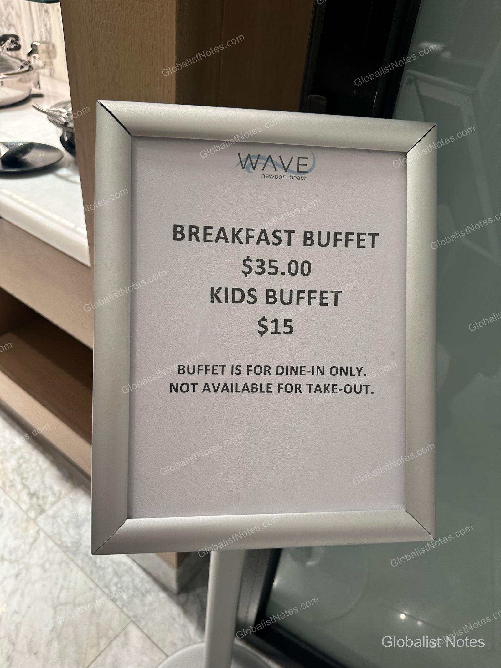 Hyatt Regency Newport Beach West 餐廳 Wave 入口處的告示牌，標示早餐自助餐成人收費 35 美元、兒童 15 美元，並註明僅限內用，不提供外帶。