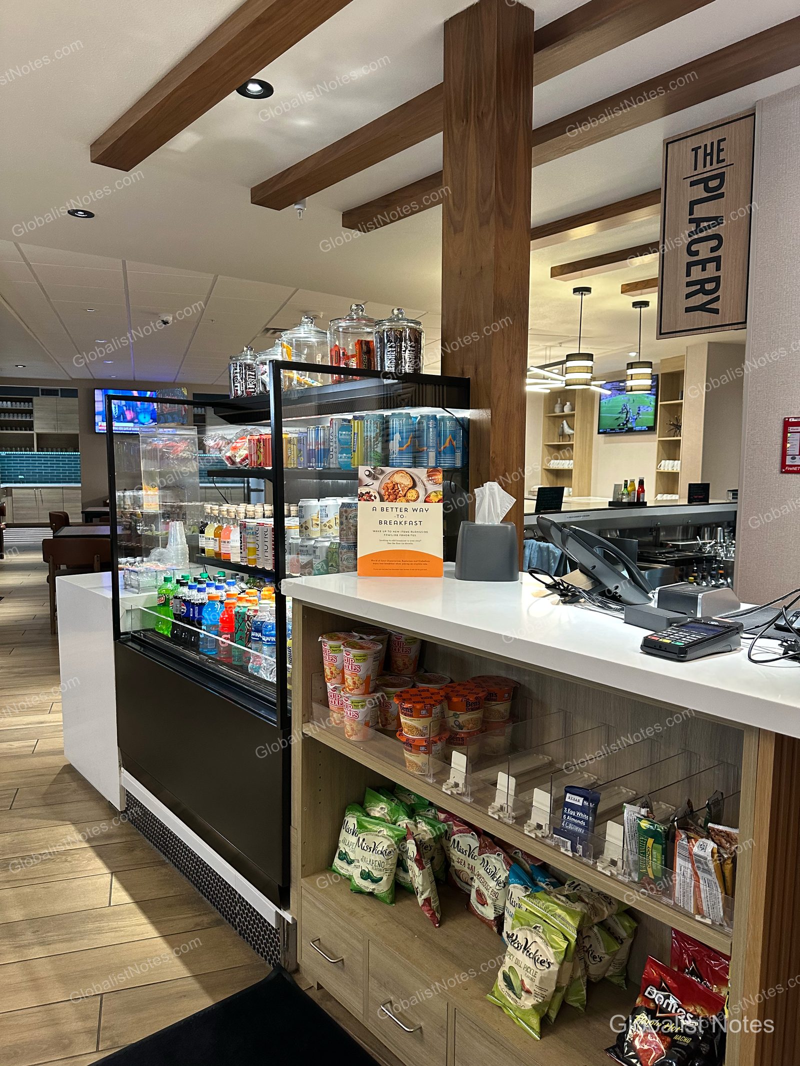 Hyatt Place Flagstaffの「The Placery」の売店。冷蔵ショーケースにはドリンクや軽食、棚にはカップ麺やポテトチップスなどのスナック類が並ぶ。カウンターには朝食の案内と決済端末がある。