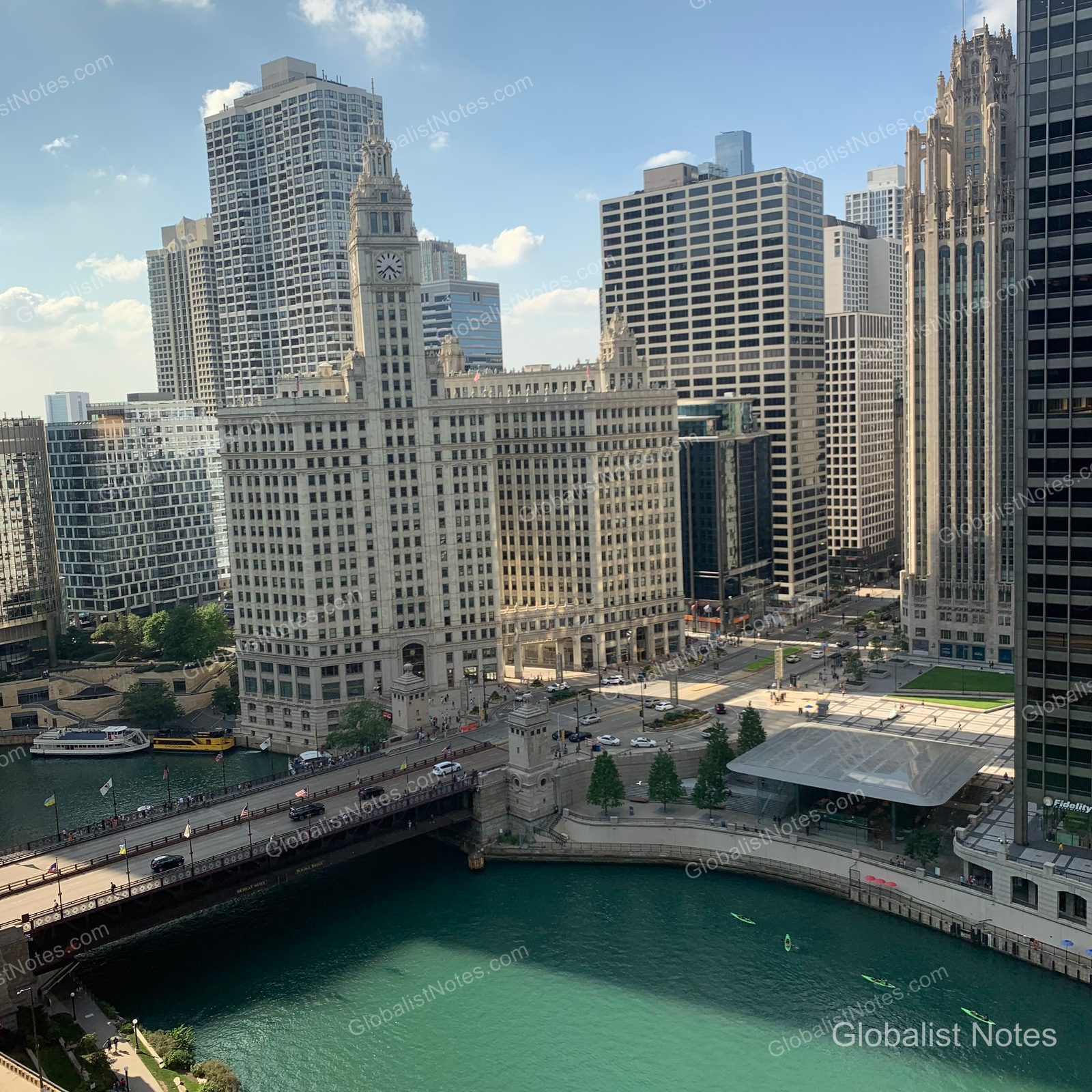 Hyatt Regency Chicagoの客室から望むシカゴのダウンタウン。リグレー・ビルディングの時計塔やシカゴ川にかかる橋、高層ビル群が調和した街並みで、川を行き交うカヤックも見下ろせます。