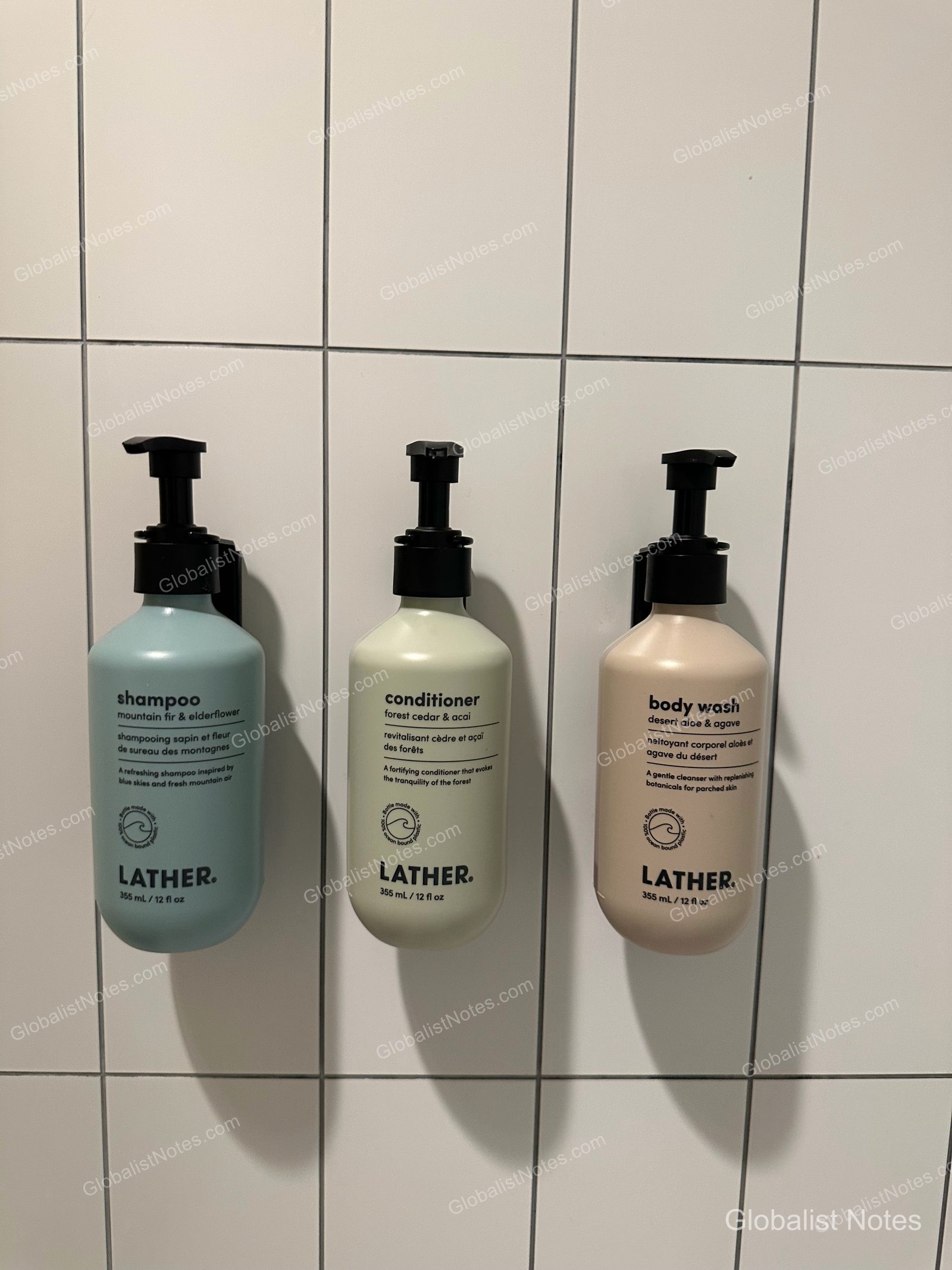 ボーズマンのWandering Buffaloの浴室壁面に設置された、LATHERブランドのシャンプー、コンディショナー、ボディソープのディスペンサー。