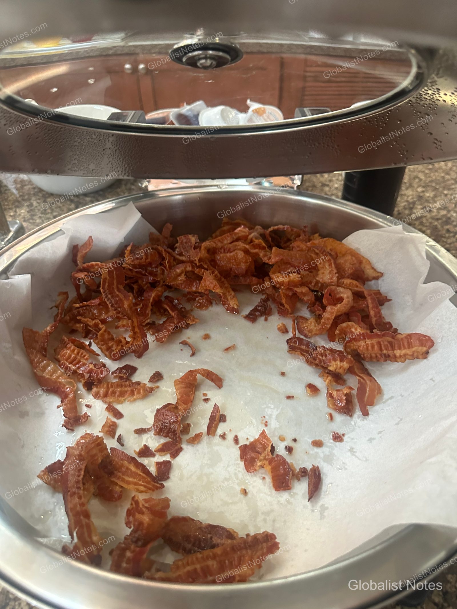 Hyatt House Scottsdale/Old Townの朝食ビュッフェ。ステンレス製のウォーマーに並べられたカリカリのベーコン。