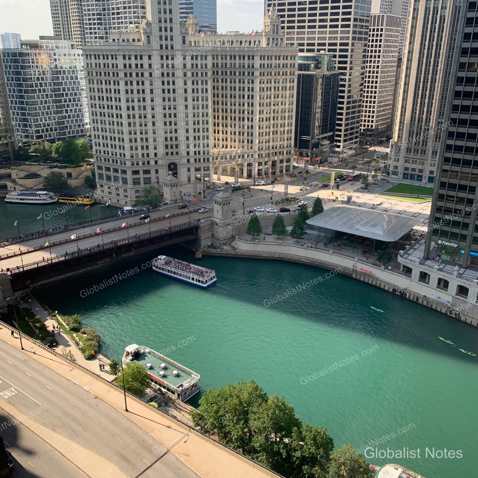 Hyatt Regency Chicagoの客室から望む、シカゴ川とリグレー・ビルディングをはじめとする周辺の高層ビル群。川を行き交う遊覧船や、橋の上を流れる車と歩行者の姿が、活気ある都心の風景を映し出している。
