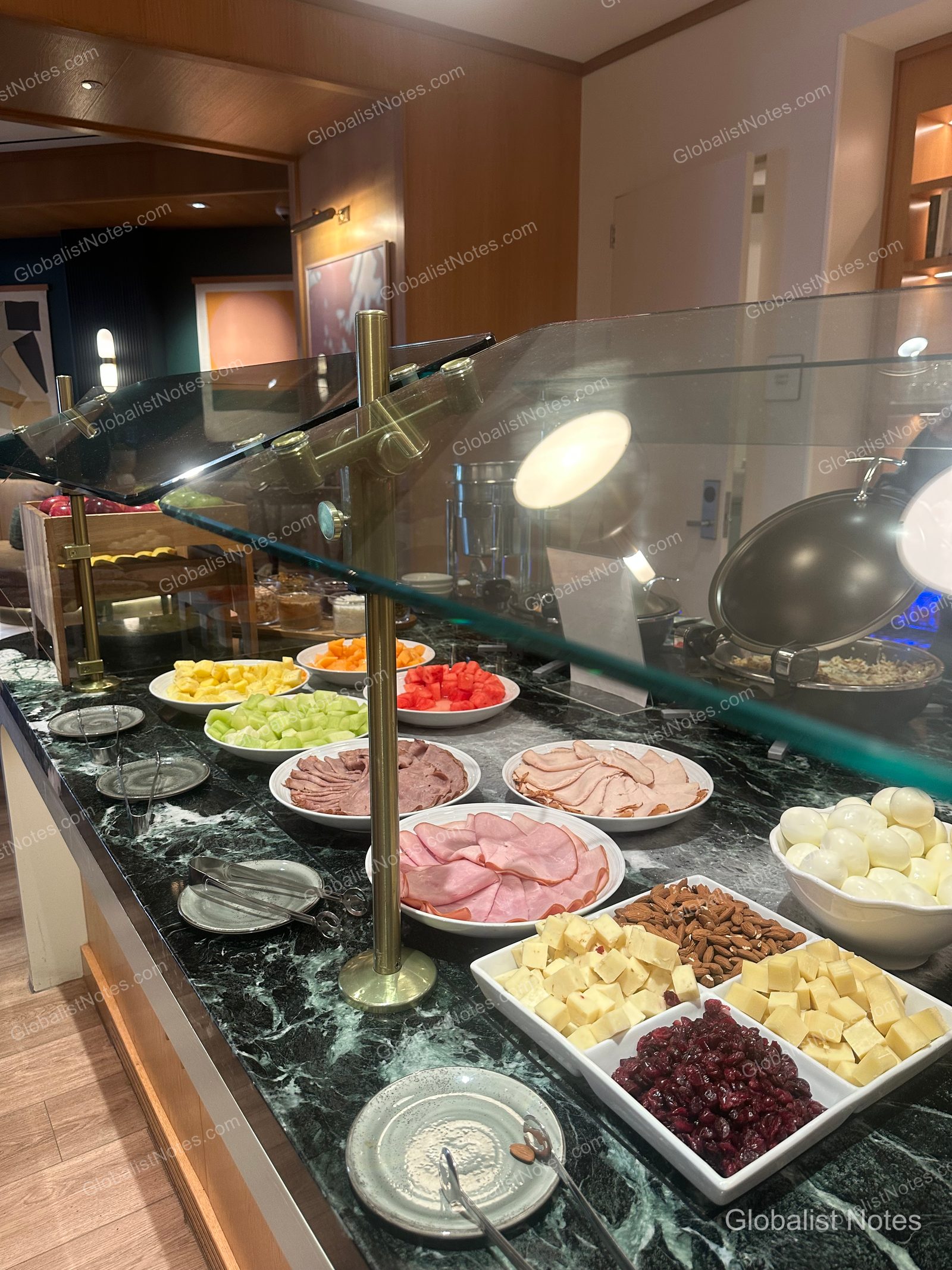 Hyatt Regency Irvine 早餐自助餐檯，大理石檯面上整齊陳列著新鮮水果、冷肉、起司、堅果及水煮蛋，並設有玻璃防護罩。