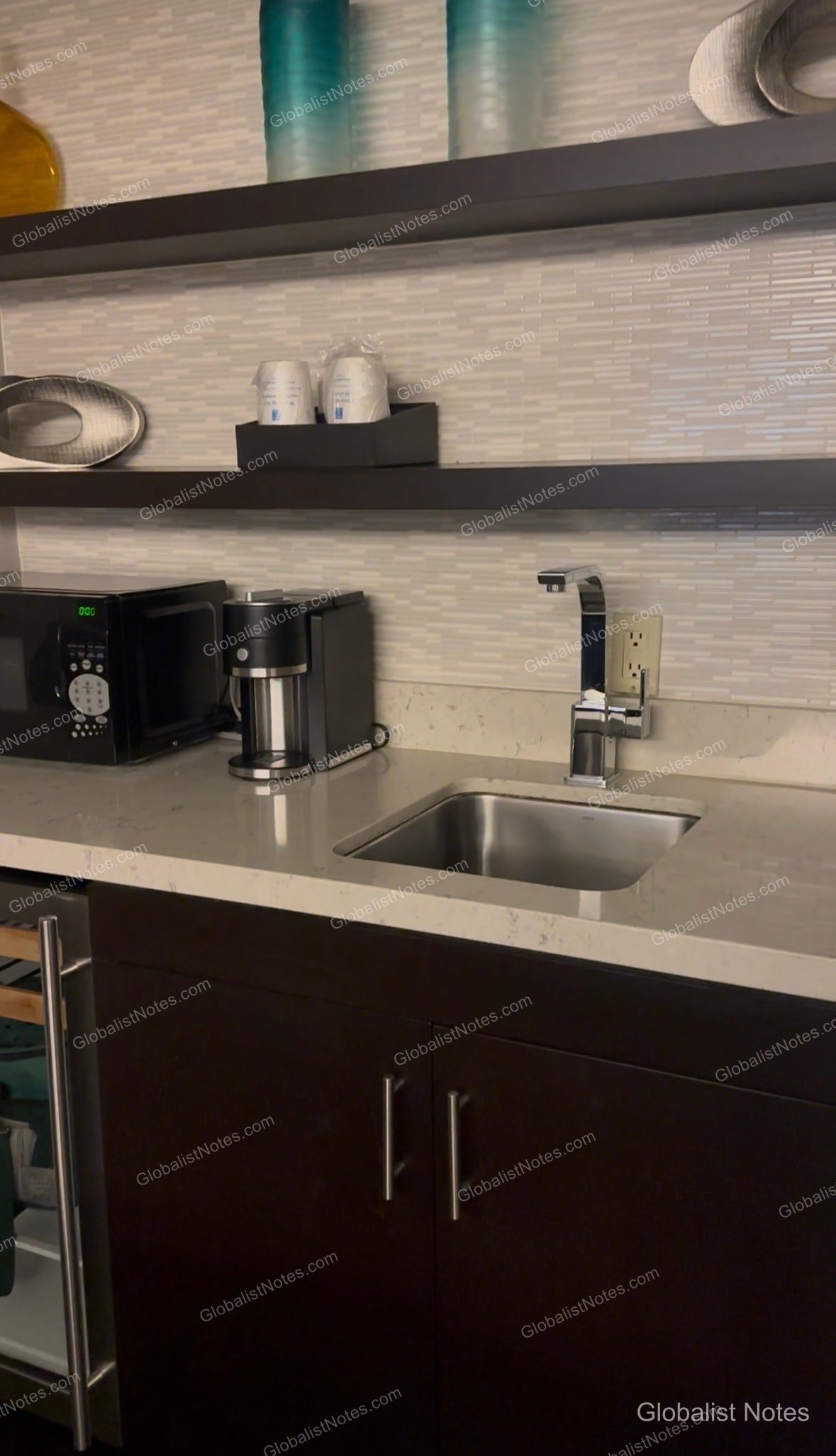 Manchester Grand Hyatt San Diego 1 King Bed Studio Deluxe 房型的簡易廚房。明亮的大理石檯面配有水槽、微波爐與咖啡機，牆面架上整齊擺放著一次性杯子。