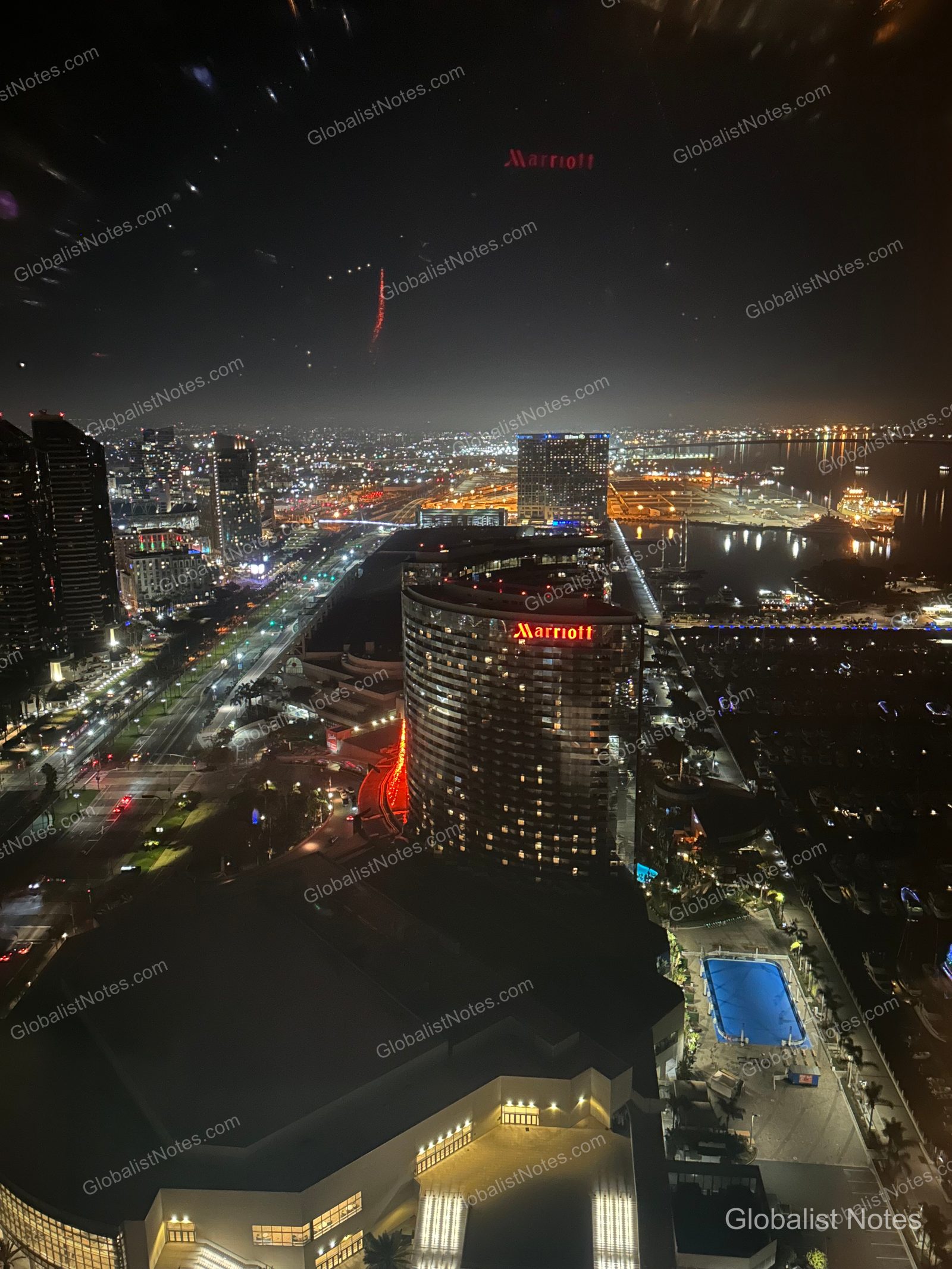從 Manchester Grand Hyatt San Diego 客房望向聖地牙哥夜景，可見鄰近的萬豪酒店、港口與交織的城市燈火。