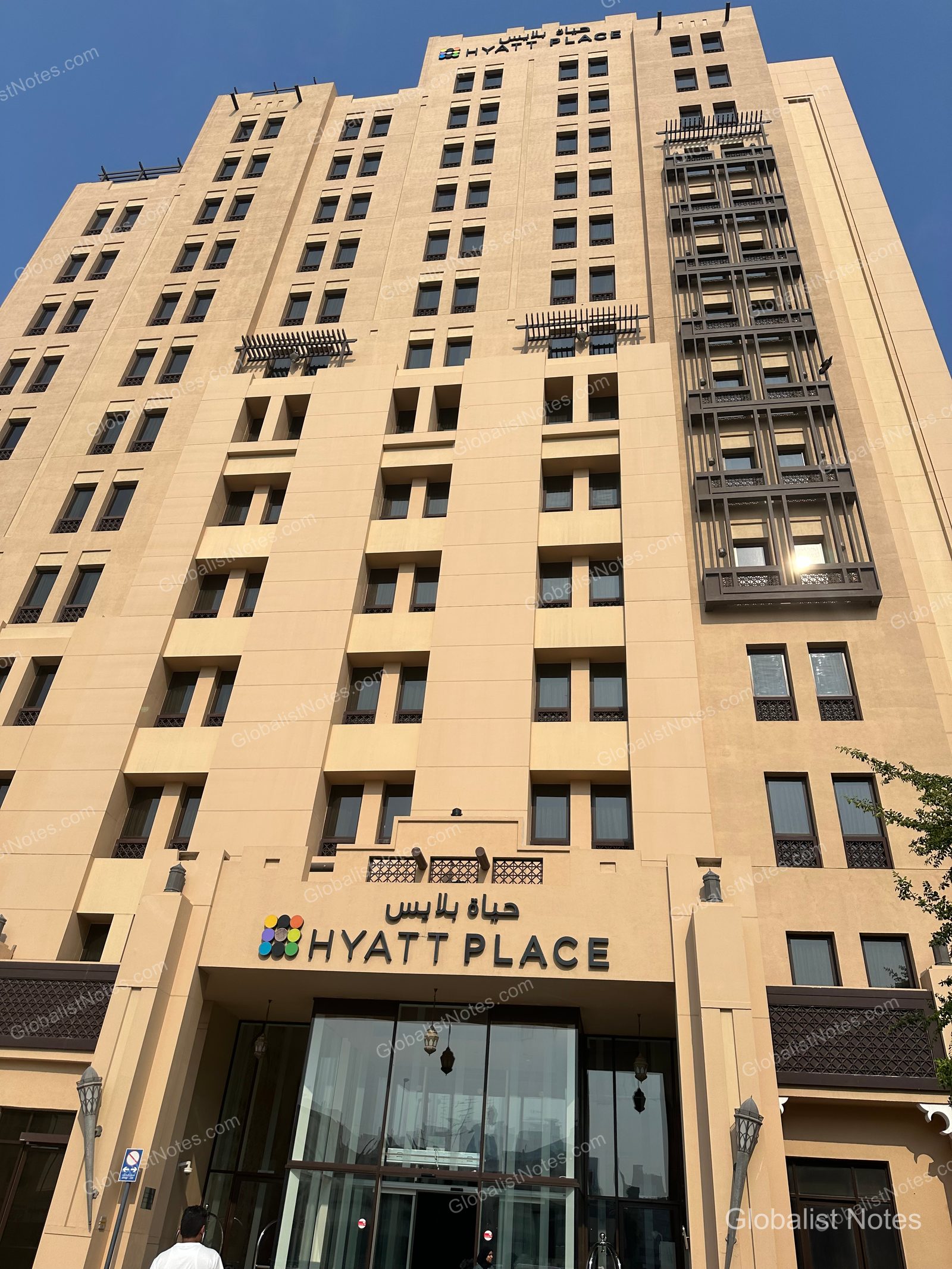 位於杜拜 Wasl District 的 Hyatt Place 外觀。這是一棟米色調的高層建築，頂部與入口處均設有 Hyatt Place 的標誌。