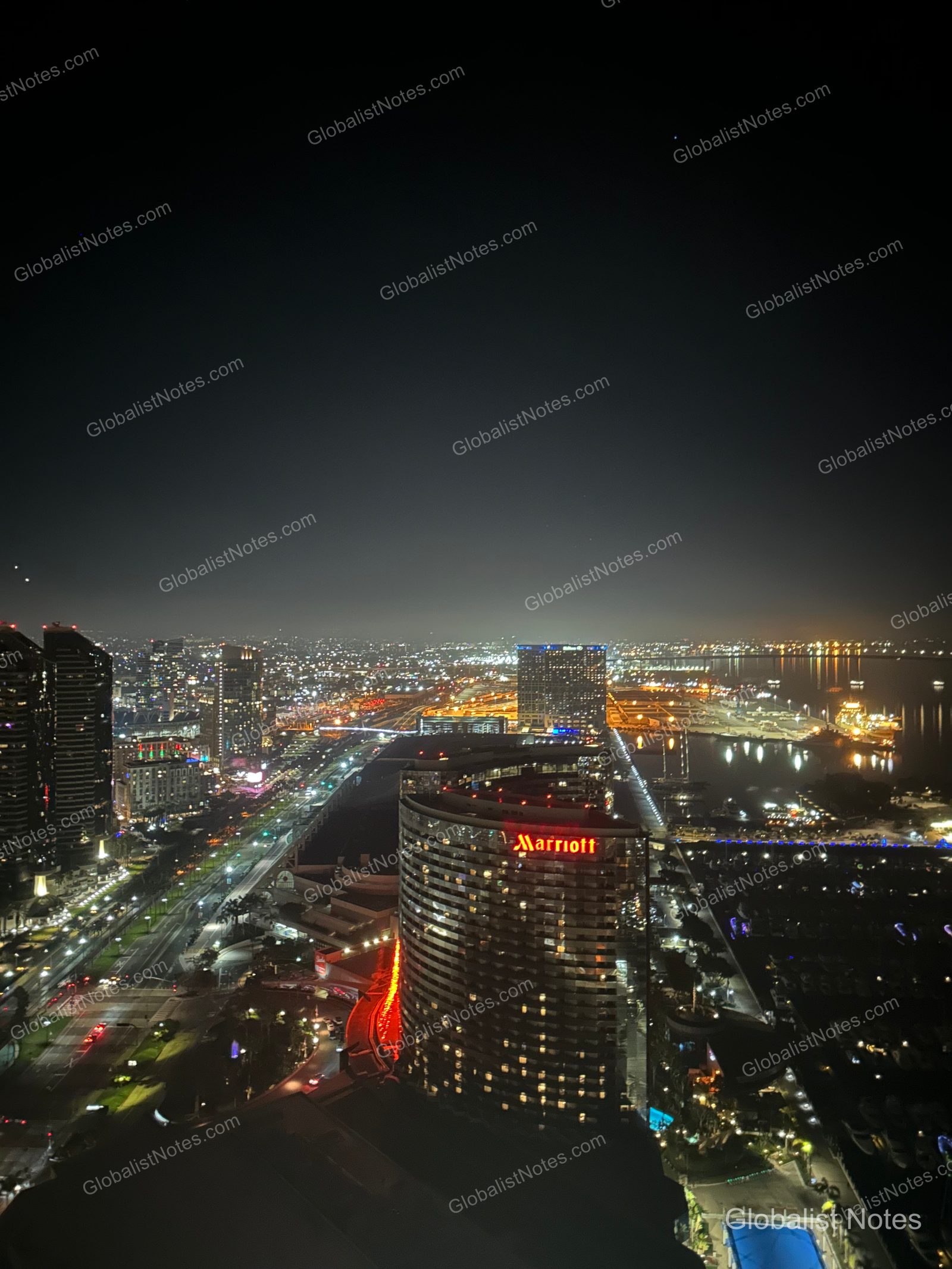 從 Manchester Grand Hyatt San Diego 客房俯瞰聖地牙哥夜景，港口、周邊建築與城市燈火盡收眼底。