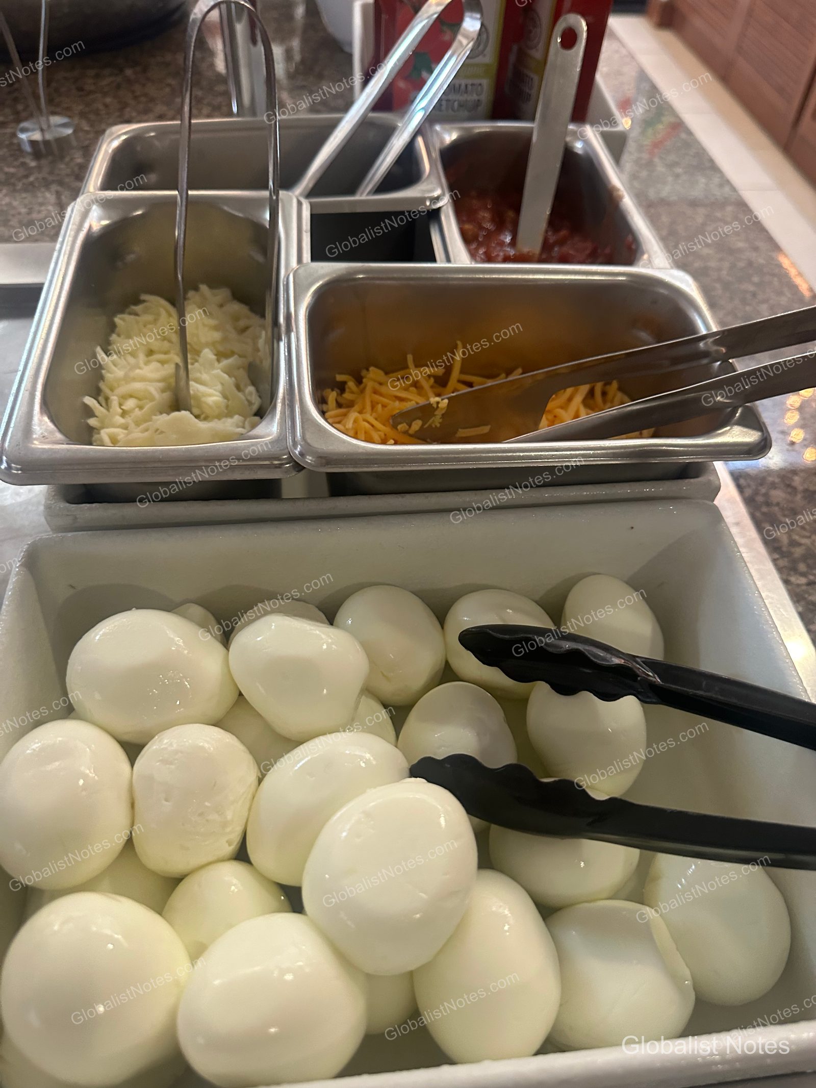 Hyatt House Scottsdale/Old Townの朝食ビュッフェ。白い容器に入ったゆで卵と、その奥にチーズやサルサソースがトングと共に並んでいます。
