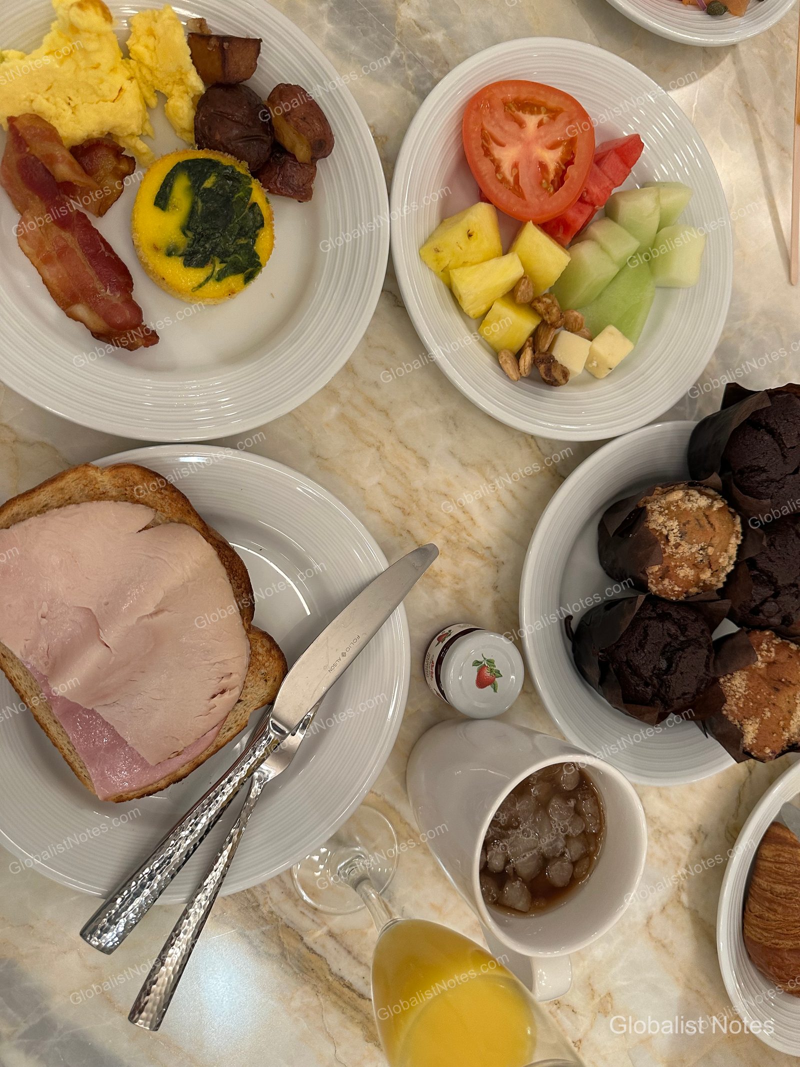 Hyatt Regency Irvine 自助早餐餐點。包含炒蛋、培根、菠菜烘蛋、新鮮水果、火腿吐司、瑪芬，以及冰咖啡與柳橙汁。