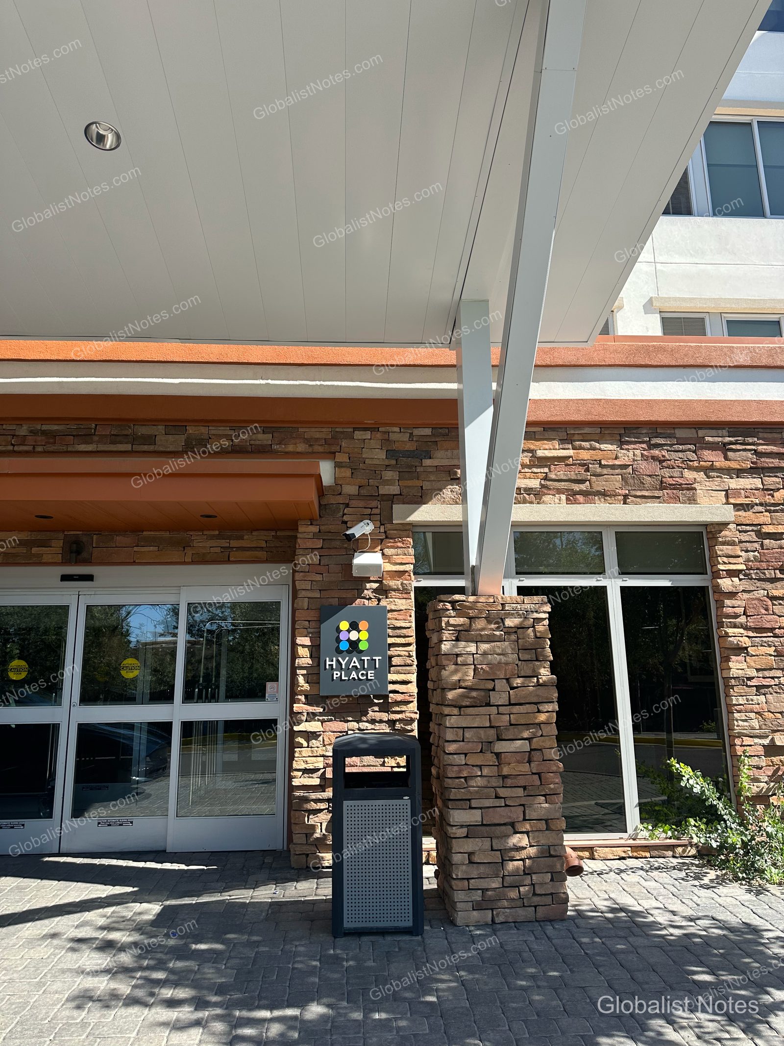 フラッグスタッフにあるHyatt Placeの入り口。石造りの外壁とモダンなガラスの自動ドア、Hyatt Placeのロゴ入り柱が見える。