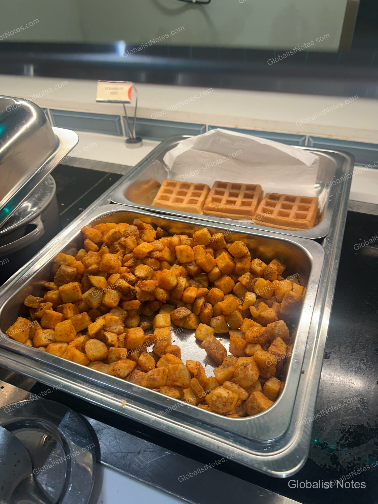 Hyatt Place Flagstaffの朝食ビュッフェ。金属製のトレイに盛られたローストポテトと、その奥に並ぶワッフル。