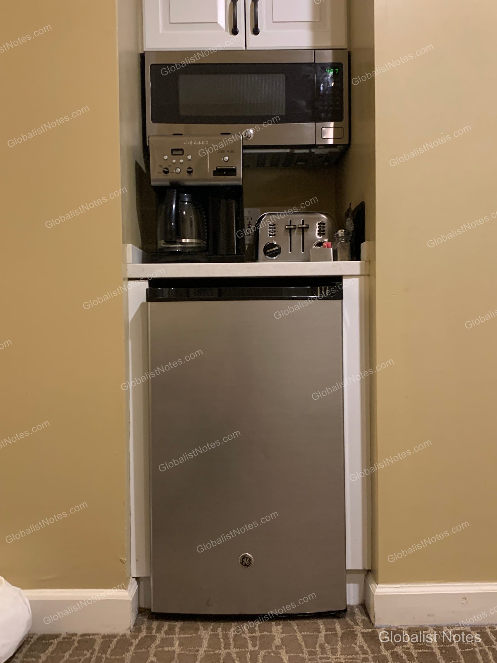 Hyatt Vacation Club at Sunset Harborの客室にある簡易キッチン。電子レンジ、コーヒーメーカー、トースターが備わり、下部にはGE製の小型冷蔵庫が組み込まれている。