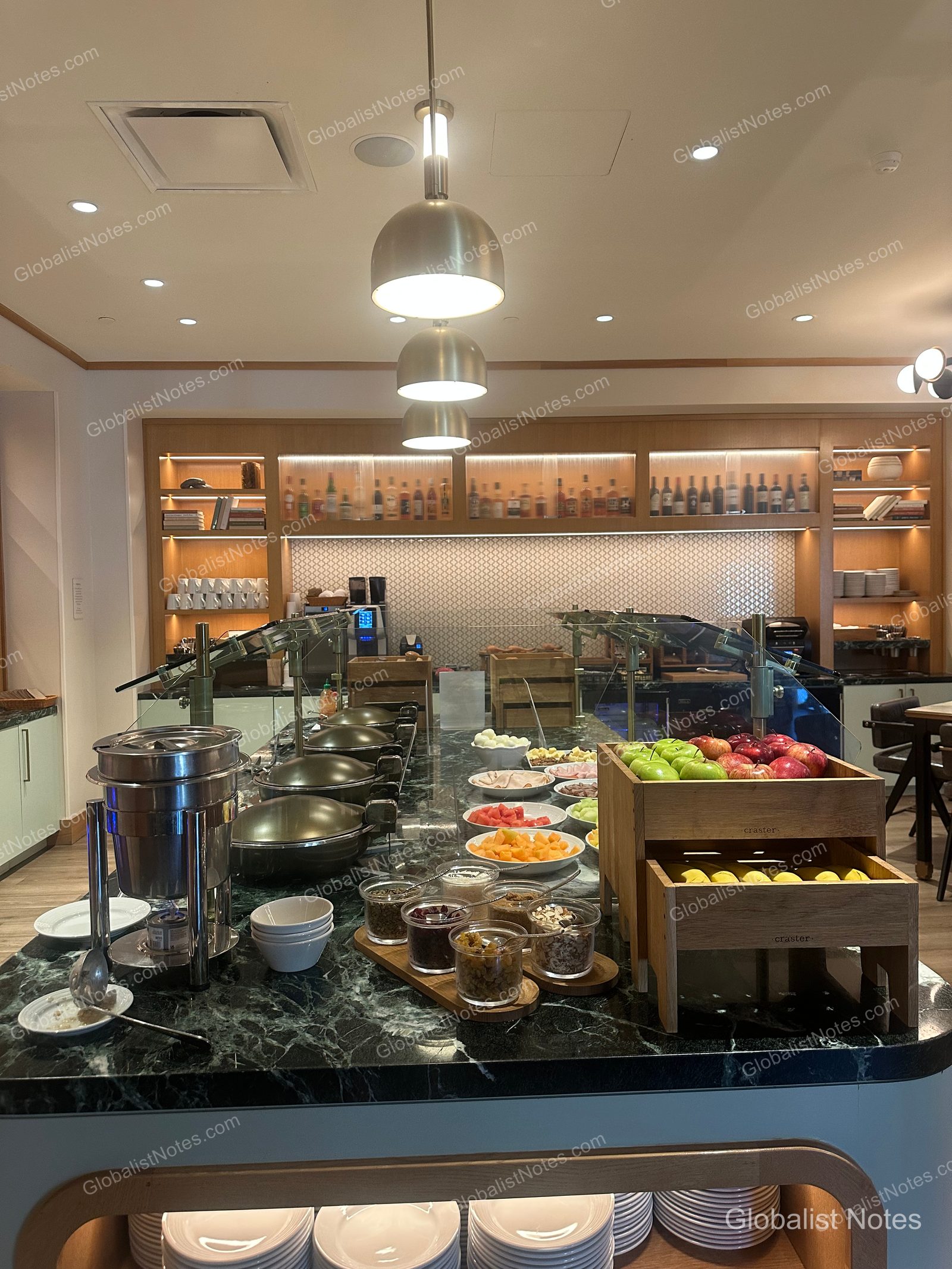 Hyatt Regency Irvine 早餐自助餐區，大理石檯面上整齊陳列著熱食保溫盤、裝有新鮮水果的木盒，以及盛裝堅果與優格配料的小玻璃碗。