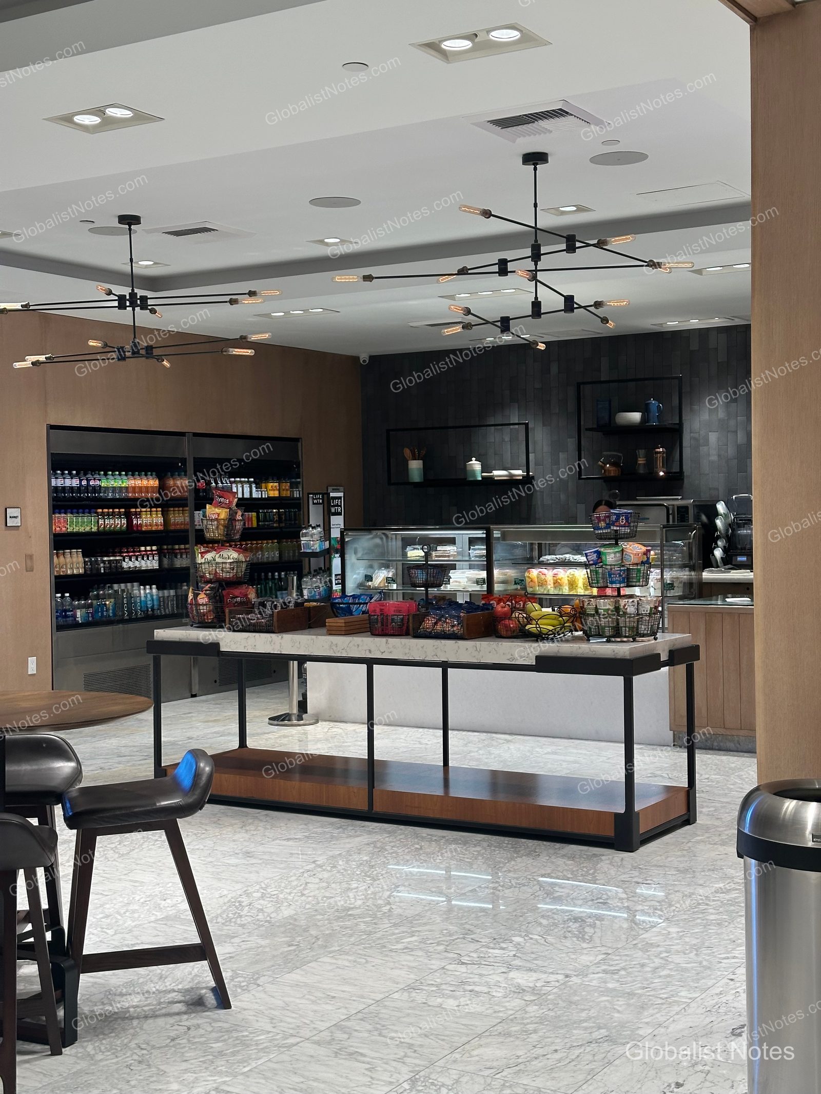 blvd market：這是 hyatt regency 飯店中較少見的便利商店型態空間，營業時間為上午 5:30 至晚上 10:00，對於鄰近機場、常有早班機或深夜抵達旅客的飯店來說，是非常實用的設施。