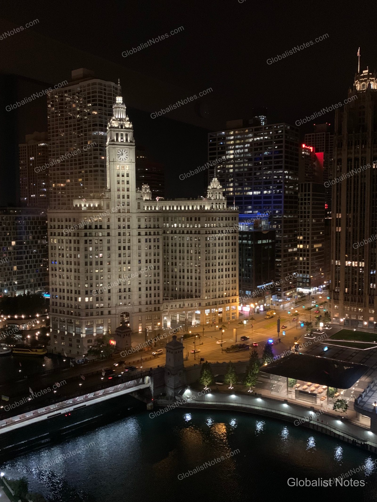 Hyatt Regency Chicagoの客室から望む夜のリグレー・ビルディングとシカゴ川。ライトアップされた時計塔と、川沿いの道路を流れる車のテールランプが都市の夜を彩る。