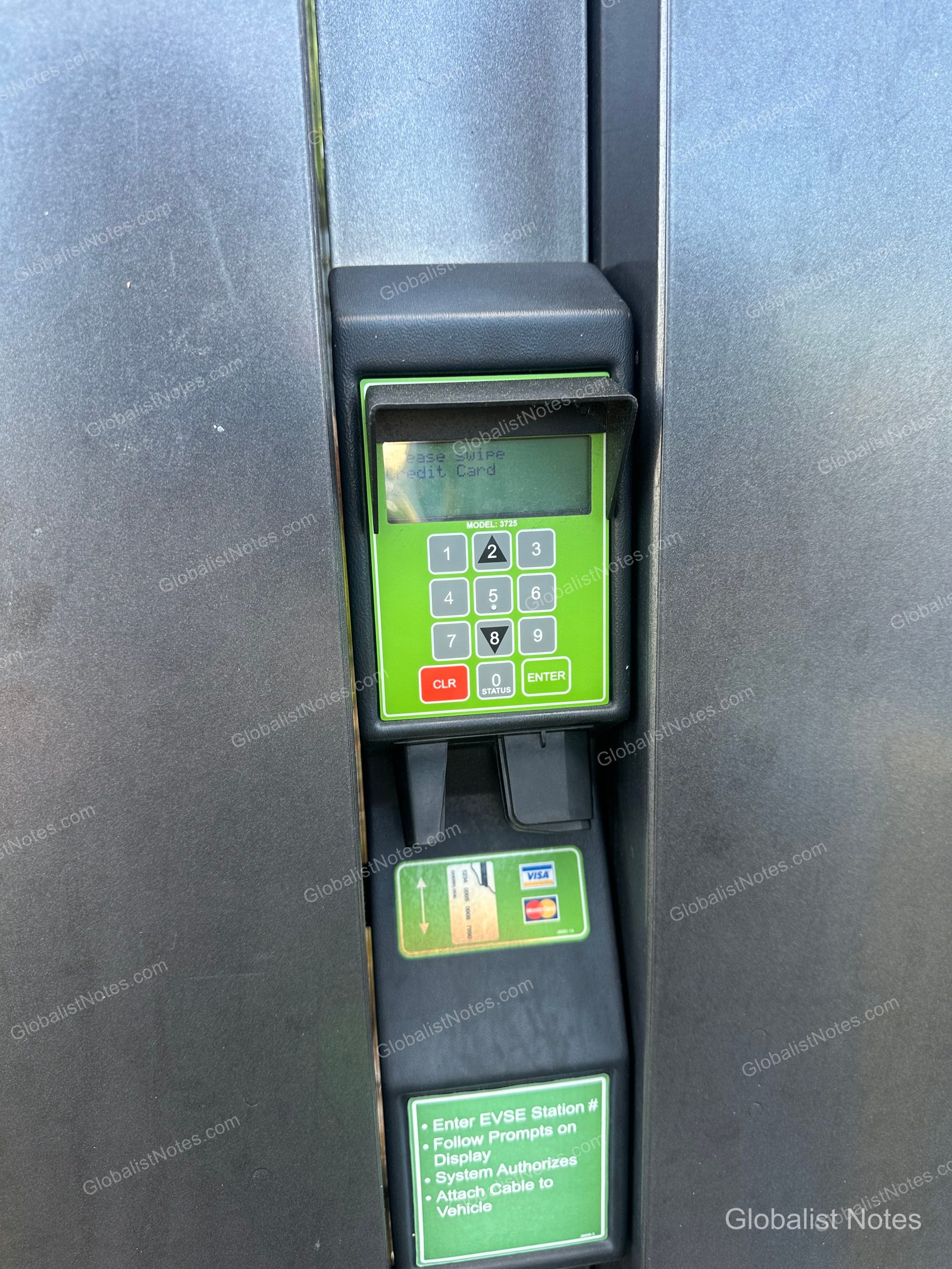 Hyatt Regency Newport Beach West 停車場內的電動車充電樁。機型為 3725 型，配有綠色背景數字鍵盤與信用卡插槽，螢幕顯示著插入信用卡的提示訊息。