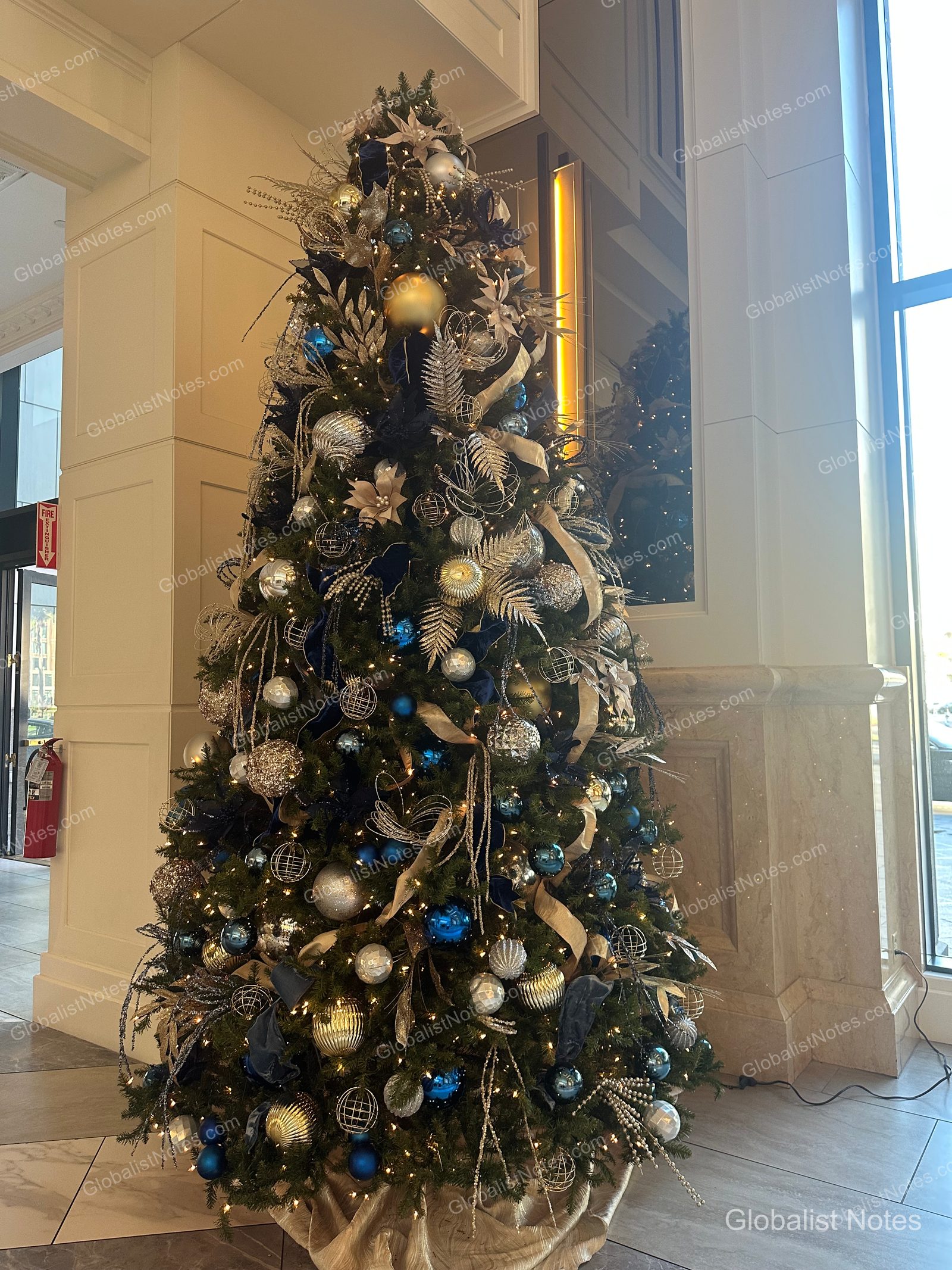 Manchester Grand Hyatt San Diego 大廳的聖誕樹。以藍、金、銀色飾品與緞帶點綴，暖色調燈光照亮整棵樹。