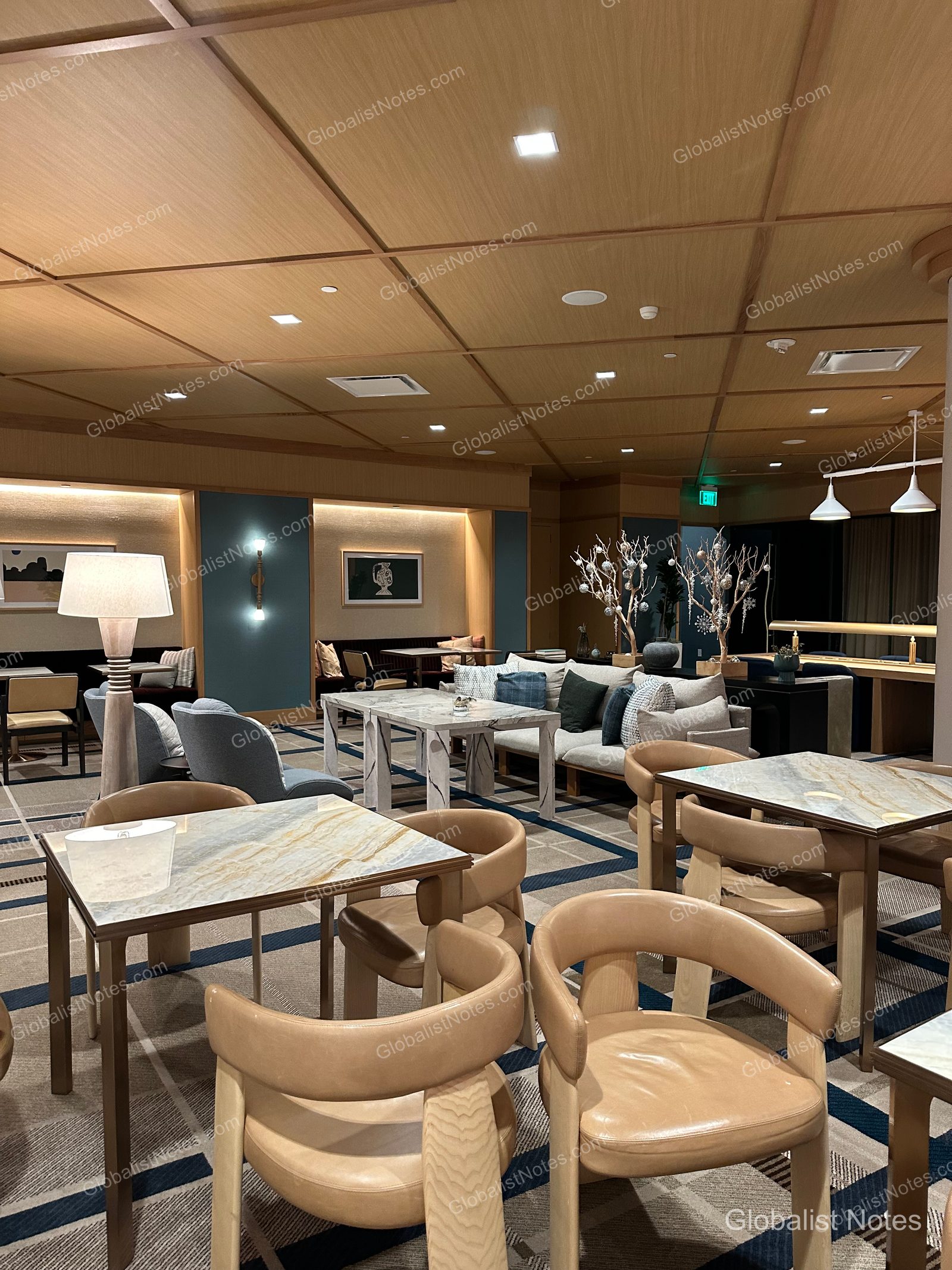 Hyatt Regency Irvine 的行政酒廊內部，設有大理石桌面與皮質座椅，天花板為木質鑲板。空間寬敞，冬季裝飾著燈飾樹，氛圍沉穩。