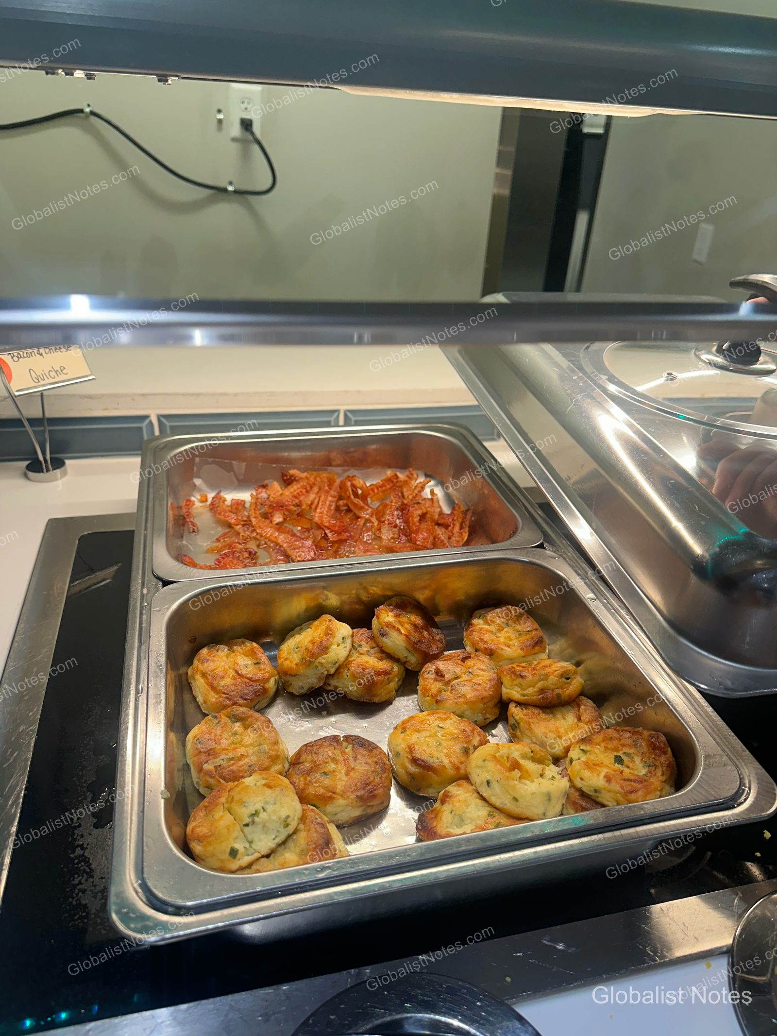 Hyatt Place Flagstaffの朝食ビュッフェ。ステンレス製のウォーマーには、カリカリに焼かれたベーコンとベーコン＆チーズキッシュが並んでいます。