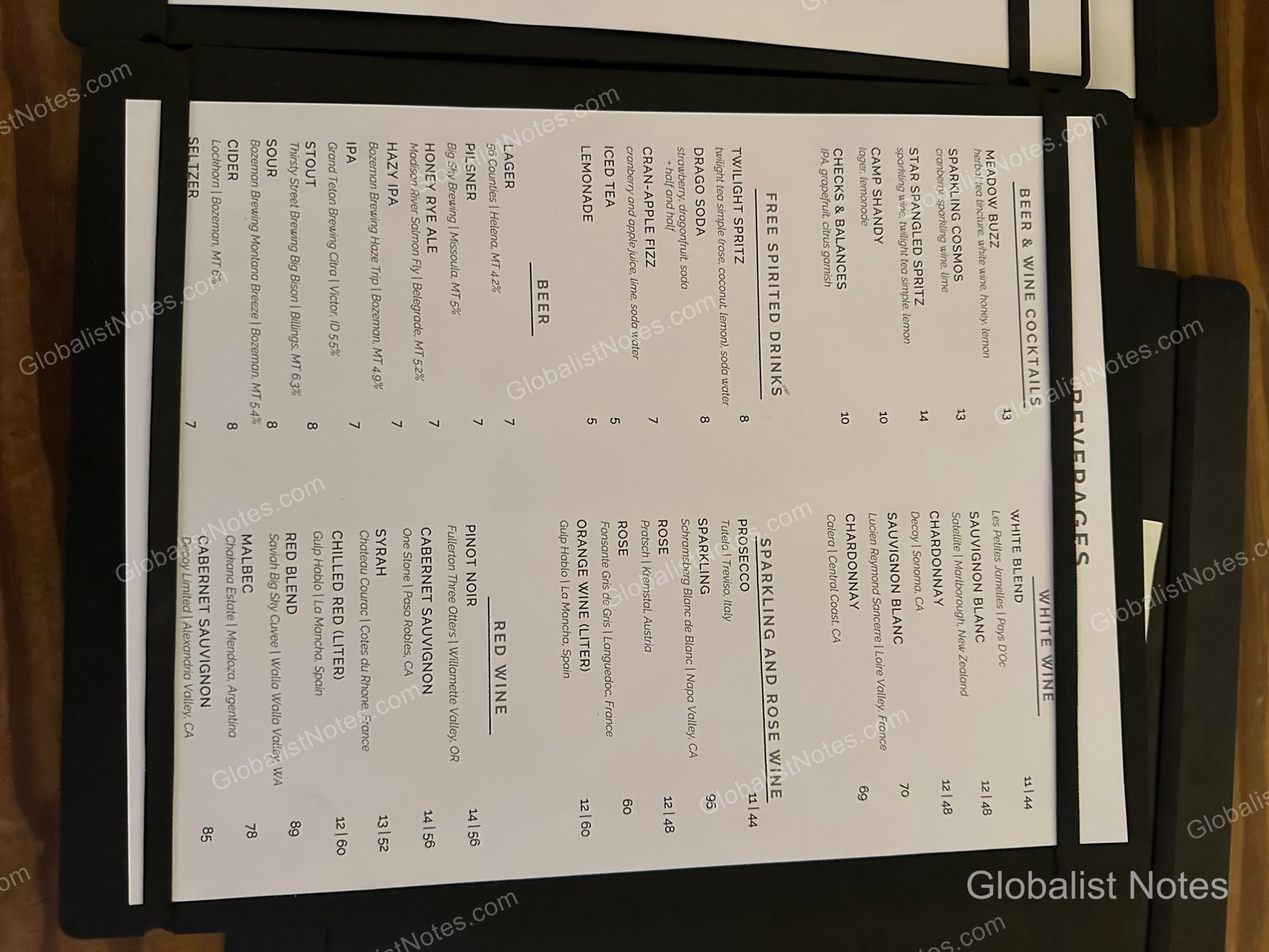 Under Canvas North Yellowstone - Paradise Valleyのドリンクメニュー。ビール、ワイン、カクテル、ノンアルコール飲料がリストアップされ、名称、産地、価格が記載されている。